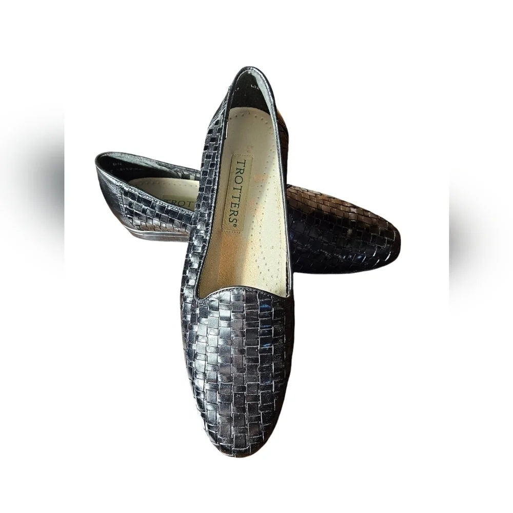 Trotters womens liz loafer black 8N.